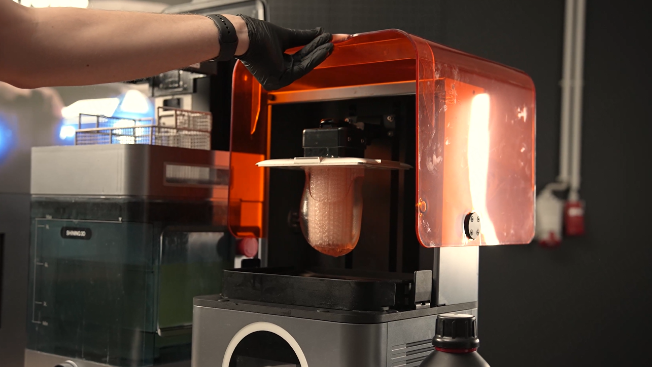 Der Sockel wird mit dem AccuFab L4K 3D gedruckt. Der Sockel wird mit dem AccuFab L4K 3D gedruckt.